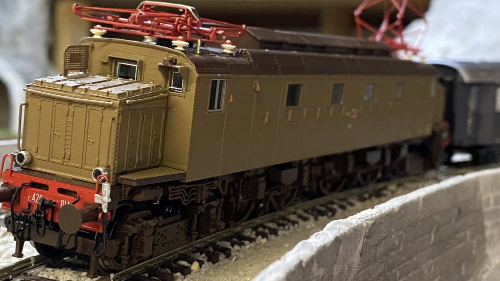 e428 014 in curva su ponte di pietra