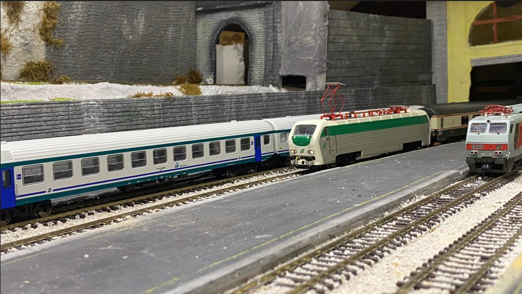 treni anni 2000 in stazione Trick Track