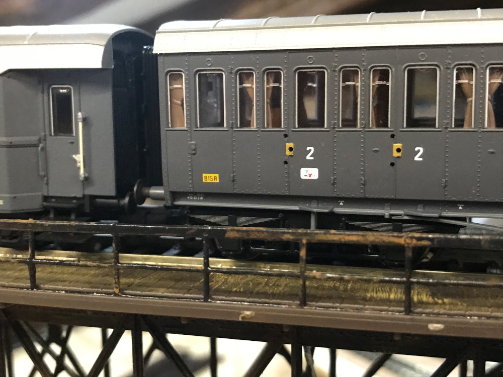 carrozze centoporte su ponte metallico super realistico sporcato in plastico ferroviario h0